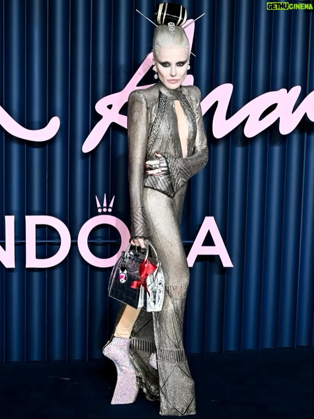 Daphne Guinness - 5.7K Likes - Last night! ⚡️ #BritishFashionAwards 
Congratulations to all the winners, my winner was my beautiful friend @anniesibiza @anniedoble ❤️✨💫💋💥
@bfa @britishfashioncouncil 🤍✨