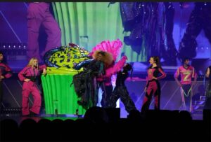 Dara Reneé Instagram - Ulianaaaaa!! 💜 THANK YALL FOR THE CONTINUED SOLD OUT SHOWS!!! AHHH WE LOVEEEE YALL MORE THAN YOU KNOW!!!🥹💜💜🌊🙏🏾