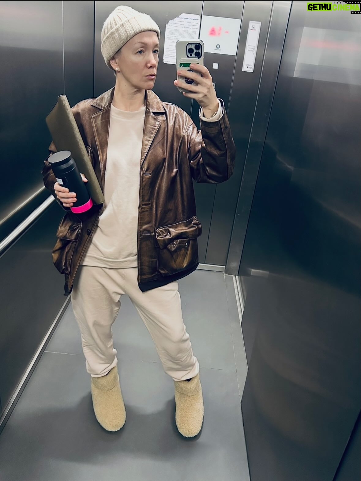 Darya Moroz - 11.4K Likes - В честь воскресенья выбираем лучший #лифтолук недели🤔 А то дальше все снег зима и зима и все наряды скроются под верхней одеждой🤷🏻‍♀️
Моя любимочка-первый кашемировый розовый🫣 #мнесорокаяврозовом🩷 
#dariamoroz #actress #showrunner #filmdirector🎬