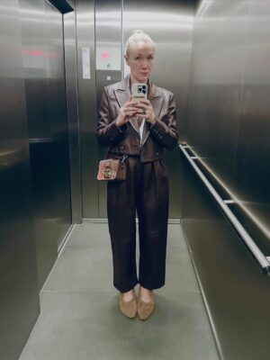 Darya Moroz Instagram - В честь воскресенья выбираем лучший #лифтолук недели🤔 А то дальше все снег зима и зима и все наряды скроются под верхней одеждой🤷🏻‍♀️
Моя любимочка-первый кашемировый розовый🫣 #мнесорокаяврозовом🩷 
#dariamoroz #actress #showrunner #filmdirector🎬