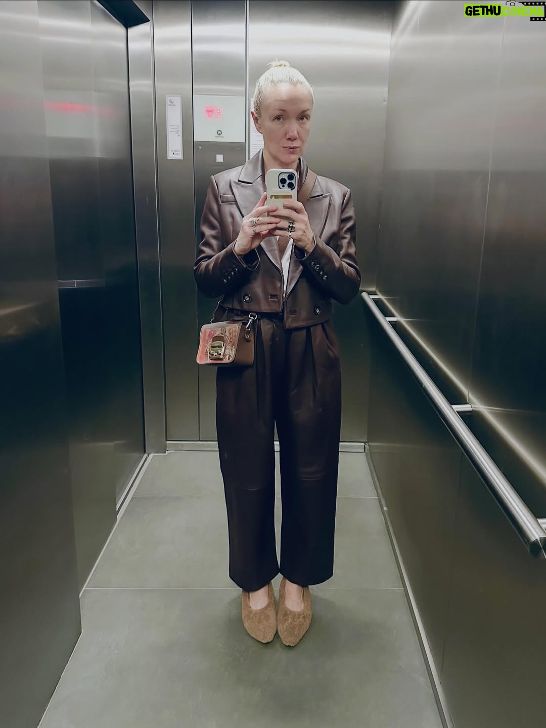 Darya Moroz - 11.4K Likes - В честь воскресенья выбираем лучший #лифтолук недели🤔 А то дальше все снег зима и зима и все наряды скроются под верхней одеждой🤷🏻‍♀️
Моя любимочка-первый кашемировый розовый🫣 #мнесорокаяврозовом🩷 
#dariamoroz #actress #showrunner #filmdirector🎬