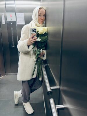 Darya Moroz Instagram - В честь воскресенья выбираем лучший #лифтолук недели🤔 А то дальше все снег зима и зима и все наряды скроются под верхней одеждой🤷🏻‍♀️
Моя любимочка-первый кашемировый розовый🫣 #мнесорокаяврозовом🩷 
#dariamoroz #actress #showrunner #filmdirector🎬