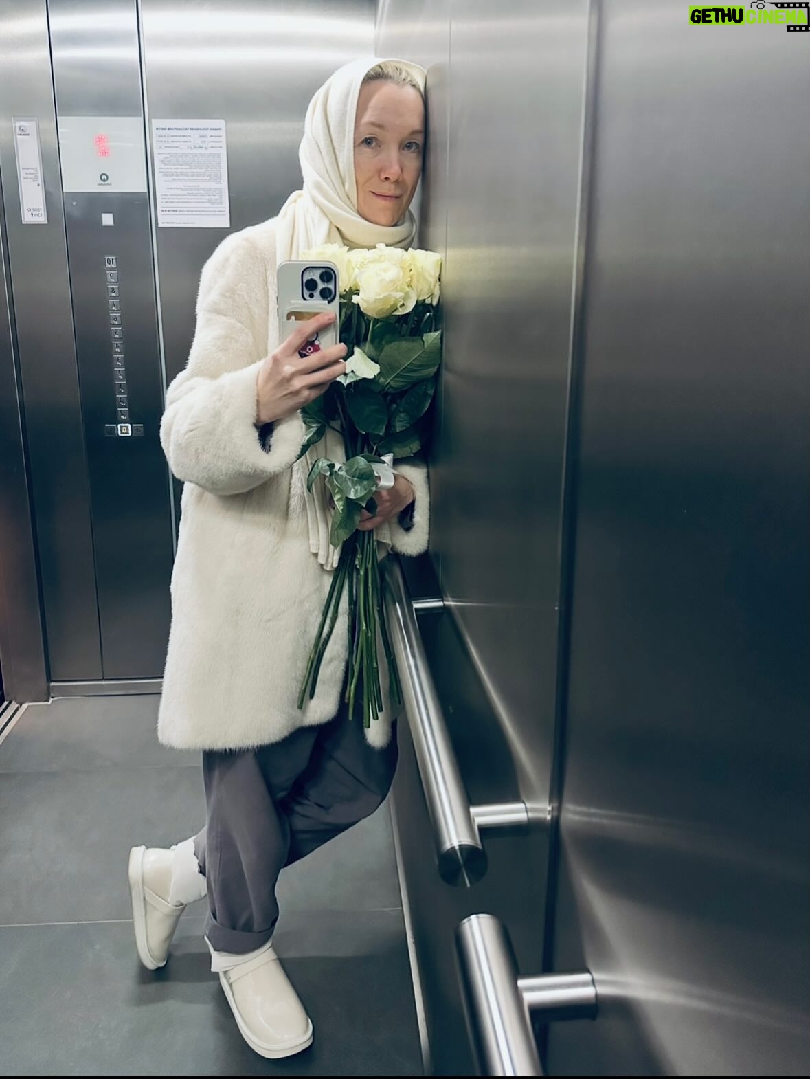 Darya Moroz - 11.4K Likes - В честь воскресенья выбираем лучший #лифтолук недели🤔 А то дальше все снег зима и зима и все наряды скроются под верхней одеждой🤷🏻‍♀️
Моя любимочка-первый кашемировый розовый🫣 #мнесорокаяврозовом🩷 
#dariamoroz #actress #showrunner #filmdirector🎬