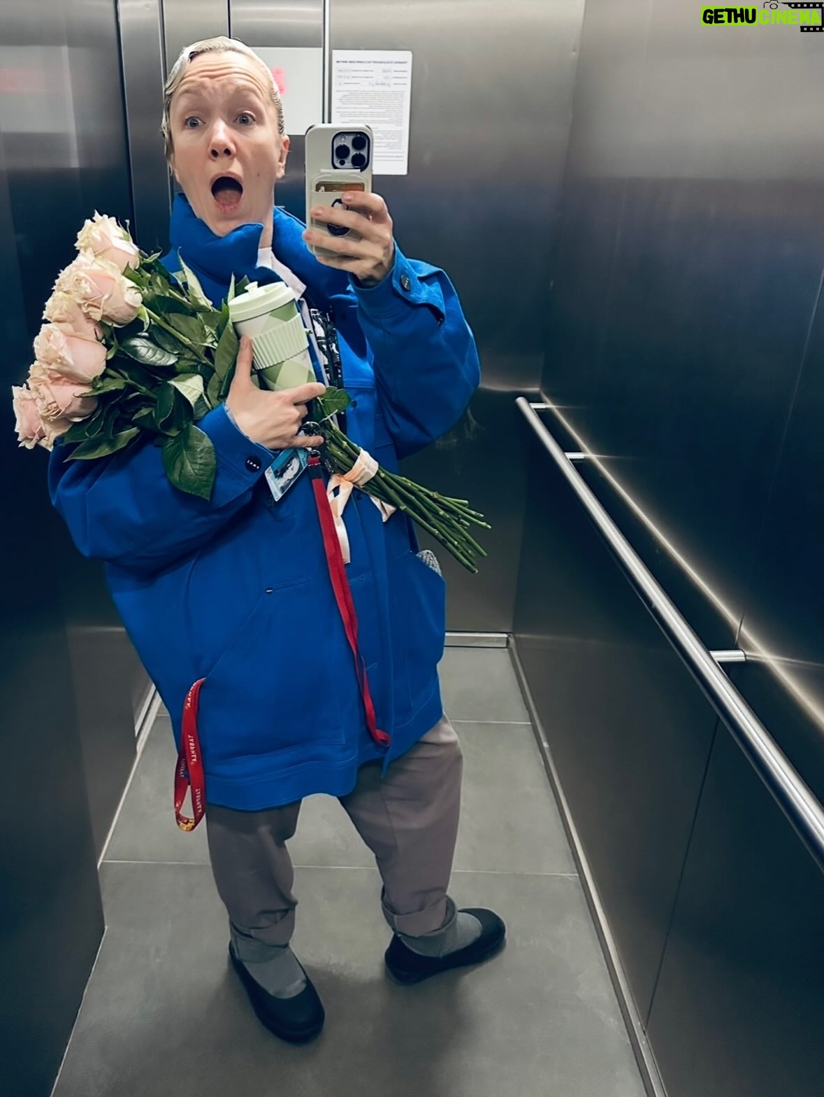 Darya Moroz - 11.4K Likes - В честь воскресенья выбираем лучший #лифтолук недели🤔 А то дальше все снег зима и зима и все наряды скроются под верхней одеждой🤷🏻‍♀️
Моя любимочка-первый кашемировый розовый🫣 #мнесорокаяврозовом🩷 
#dariamoroz #actress #showrunner #filmdirector🎬