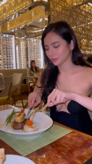 Debbie Garcia Instagram - POV : Kapag ako yung ka-date mo. ☺️

Thank you @tokyoglamph for my lashes. 🫶