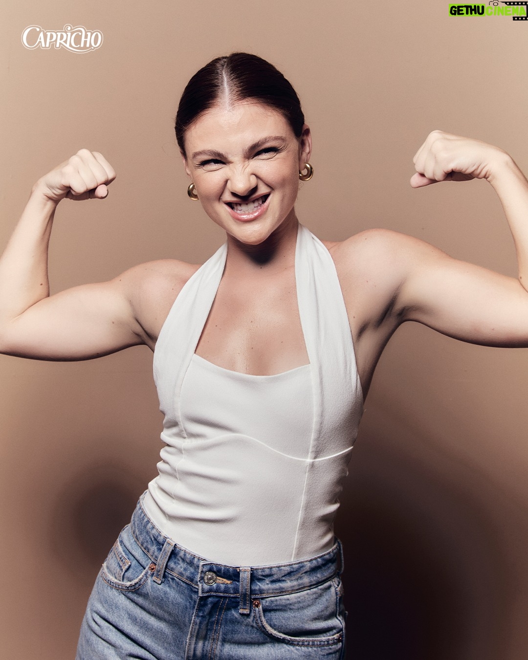 Débora Ozório - 22.1K Likes - EDIÇÃO DIGITAL | O MOMENTO DE SONHAR GRANDE 🎭📚

Com personagens tão diferentes quanto Petra, de Terra e Paixão, e Celeste, de Garota do Momento, @ozoriodebora mostra que mergulhar fundo em cada papel é o que move sua carreira. ✨

Na edição digital de abril da CAPRICHO, ela fala sobre a paixão que começou no teatro ainda criança, a importância de dar voz a temas relevantes — como o despertar da Celeste na novela das seis — e o desejo de continuar desafiando a si mesma. 

🔗 Acesse capricho.abril.com.br para ler um trecho da entrevista. O ensaio e o texto completo estão no #GoRead, a maior banca de revistas digitais do Brasil.