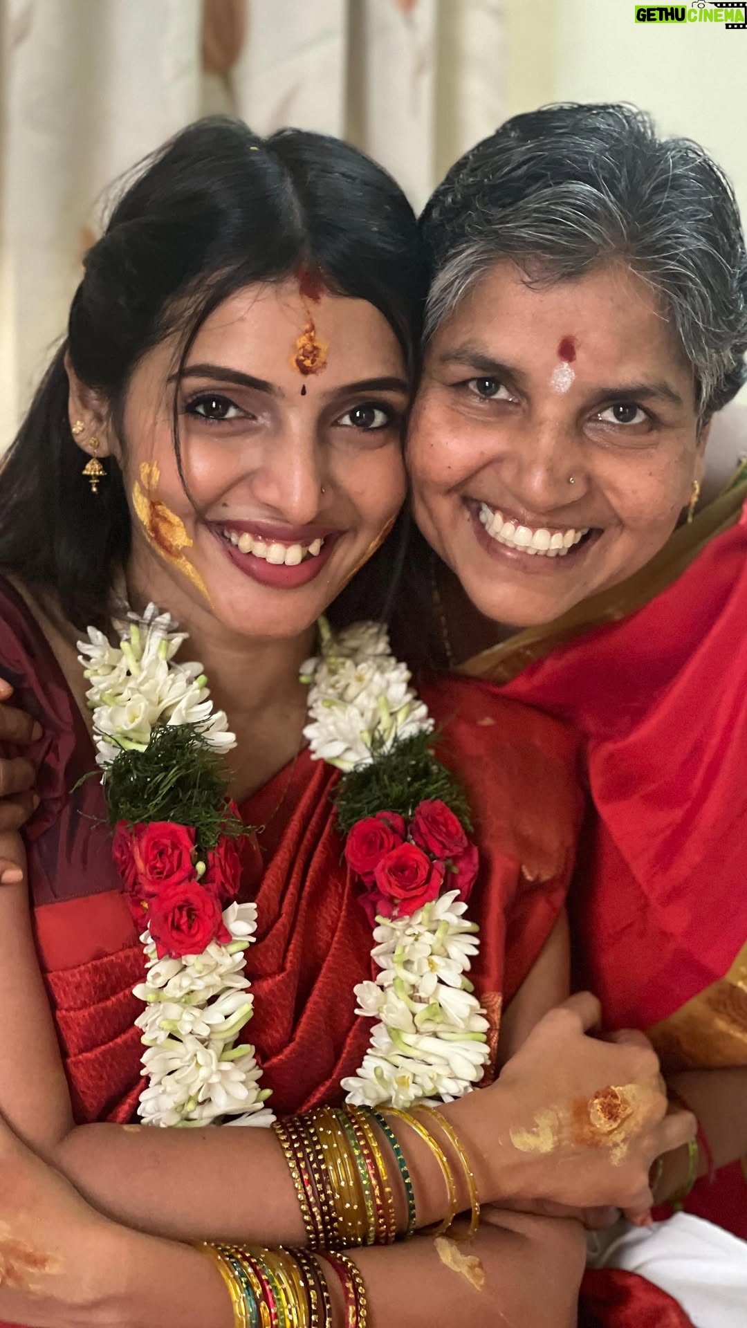 Deepika Damu - 91.8K Likes - Just my 3rd month… but Sandhya Amma said, “Why wait for 5th, 7th or 9th?” 🥹❤️ So here we are bangles, blessings, and a mini baby shower full of love🫶🏻
Feeling so blessed to have her in my life… she’s been like a mother to me, my greatest blessing in this journey 🤞🏻🧿