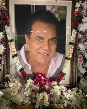 Deepti Naval Instagram - RIP dear and respected Dharam ji . . . 🙏🏻