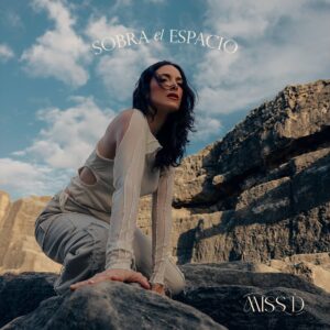 Denise Quiñones Instagram - Es hoy! Es hoy!! 😁 Con mucha emocioooon los dejo con mi nuevo sencillo “Sobra el Espacio” 🌫️💫❤️ 

Disponible en todas las plataformas digitales y el vídeo en mi nuevo canal de YouTube.Me consiguen como Miss D 💫

Esta canción es para esos comienzos…llenos de nervios, de coqueteo y de muchas ganas 🔥 

Espero q la disfruten!! Me cuentan que les parece! 

Love, Miss D 💫