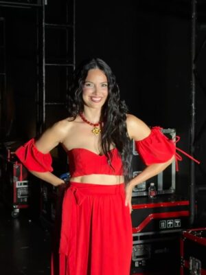 Denise Quiñones Instagram - Otras fotitos de BTS ❤️💫 

Gracias mi querido @makeupbylouisangel por el Glam, las fotos y las buenas energias siempre! 🥹🥰 

Gracias @hermannadal por mi traje rojo pasión para la presentacion musical 💃🏻❤️‍🔥 

Gracias @marcoscarrazana @mardesaboutique por ese hermoso vestido blanco con un poco de rock n’roll para la Alfombra Azul de @objetivofamaoficial ❤️🙏🏼💫