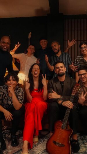 Denise Quiñones Instagram - MOOD 🎄Suena ese cuatro🎸 REENCUENTRO/Fluye Session-YA DISPONIBLE en nuestros Bio. 
Gracias @elviejoseminario por invitarnos. @denisequinones9  y yo les estamos agradecidos🙏
Video- @gabrielcaro1  Productora- Alejandra Torres Ingenieros grabación- Michael Torres y @irving_1606 / Hiram Caro. Mezcla audio- @elplu 
Letra, música y dirección- Gabriel Mora
Voces principales: Denise Quiñones, Gabriel Mora
Cuatro- @jomarsantosofficial  Eléctrica- @deadbeat.sys  Bajo: @ramonethe3rdmusic  Bongós: @rociodlmar  timba @jroquendo_group  Percusión menor: @ramonnunezlange  Piano: @elisaulr8