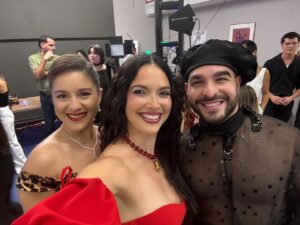 Denise Quiñones Instagram - Objetivo Fama!! ❤️ Que experiencia tan maravillosa ha sido formar parte de esta gran familia de @objetivofamaoficial !! Fue una alegria inmensa servir como Directora de la Casa Estudio y estar ahi para 20 jovenes artistas que se robaron mi ❤️🥹 Los quiero a todos!! Por siempre seré su primita mayor!! ❤️ Gracias mi querida @sorayasanchezproductora por esta oportunidad! Gracias por ser creadora de plataformas y oportunidades para tantas personas y jovenes dentro del mundo del entretenimiento. Eres una Brava! ❤️
A todo el equipo de produccion, en especial a @paola.portilla y todos los de la Cabañaaaaaa 😁🔥 @rafsora @orlannavarro fue una alegria trabajar junto a ustedes! 💫 
Y mi querido @dioniciomatos  Muchas felicidades por este gran triunfo y sueño cumplido! Te entregaste en cuerpo y alma y se notaba en casa gala, en cada cancion, en cada ensayo, en cada conversacion. Que sigas conquistando sueños, escenarios y corazones. Y recuerda siempre respirar y recuerda tambien la calma jeje 🙏🏼❤️💫 
Llevaré esta experiencia siempre en mi corazon! Gracias Objetivo Fama 💫