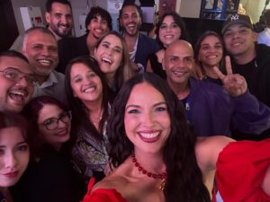 Denise Quiñones Instagram - Objetivo Fama!! ❤️ Que experiencia tan maravillosa ha sido formar parte de esta gran familia de @objetivofamaoficial !! Fue una alegria inmensa servir como Directora de la Casa Estudio y estar ahi para 20 jovenes artistas que se robaron mi ❤️🥹 Los quiero a todos!! Por siempre seré su primita mayor!! ❤️ Gracias mi querida @sorayasanchezproductora por esta oportunidad! Gracias por ser creadora de plataformas y oportunidades para tantas personas y jovenes dentro del mundo del entretenimiento. Eres una Brava! ❤️
A todo el equipo de produccion, en especial a @paola.portilla y todos los de la Cabañaaaaaa 😁🔥 @rafsora @orlannavarro fue una alegria trabajar junto a ustedes! 💫 
Y mi querido @dioniciomatos  Muchas felicidades por este gran triunfo y sueño cumplido! Te entregaste en cuerpo y alma y se notaba en casa gala, en cada cancion, en cada ensayo, en cada conversacion. Que sigas conquistando sueños, escenarios y corazones. Y recuerda siempre respirar y recuerda tambien la calma jeje 🙏🏼❤️💫 
Llevaré esta experiencia siempre en mi corazon! Gracias Objetivo Fama 💫
