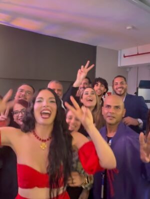 Denise Quiñones Instagram - Objetivo Fama!! ❤️ Que experiencia tan maravillosa ha sido formar parte de esta gran familia de @objetivofamaoficial !! Fue una alegria inmensa servir como Directora de la Casa Estudio y estar ahi para 20 jovenes artistas que se robaron mi ❤️🥹 Los quiero a todos!! Por siempre seré su primita mayor!! ❤️ Gracias mi querida @sorayasanchezproductora por esta oportunidad! Gracias por ser creadora de plataformas y oportunidades para tantas personas y jovenes dentro del mundo del entretenimiento. Eres una Brava! ❤️
A todo el equipo de produccion, en especial a @paola.portilla y todos los de la Cabañaaaaaa 😁🔥 @rafsora @orlannavarro fue una alegria trabajar junto a ustedes! 💫 
Y mi querido @dioniciomatos  Muchas felicidades por este gran triunfo y sueño cumplido! Te entregaste en cuerpo y alma y se notaba en casa gala, en cada cancion, en cada ensayo, en cada conversacion. Que sigas conquistando sueños, escenarios y corazones. Y recuerda siempre respirar y recuerda tambien la calma jeje 🙏🏼❤️💫 
Llevaré esta experiencia siempre en mi corazon! Gracias Objetivo Fama 💫