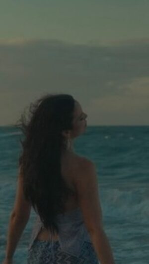 Denise Quiñones Instagram - Desde el fondo de mi corazón, por aquí les regalo la versión acústica de FDM 🌊 Espero que la disfruten! Ya está disponible también en tu plataforma de música favorita 😉 

Link en mi BIO ⬆️

Gracias Gracias x todo el apoyo. Significa mucho para mi ❤️ Love, Miss D 💫

Créditos canción: 
@gabrielmoramusic  Producer, recording engineer, composer 
@elisaulr8  Pianista 
@mattatracks  Mixing engineer 

Créditos vídeo: 
Director @limbelcity 
Makeup & Hair @makeupbylouisangel 

Gracias a ustedes por hacer esto realidad 🥹Tan agradecida ❤️