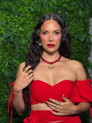Denise Quiñones Instagram - Angelito rojo ❤️ Amé este look para el video de mi nuevo sencillo “Reencuentro” featuring @gabrielmoramusic 
Disponible en mi canal de YouTube 💫 

Glam @makeupbylouisangel 
Vestido y accesorios @hermannadal 
📸 @viana_tmh 
Location @monkeydostudios