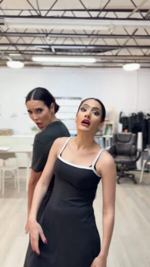 Denise Quiñones Instagram - 🖤Velma y Roxie💋ya van de camino a presentarse en ✨Chicago✨ en @baccaguas desde el 20 de Marzo.👀⭐️ Consigan sus boletos en @ticketera 🎟️