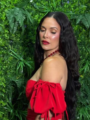 Denise Quiñones Instagram - Angelito rojo ❤️ Amé este look para el video de mi nuevo sencillo “Reencuentro” featuring @gabrielmoramusic 
Disponible en mi canal de YouTube 💫 

Glam @makeupbylouisangel 
Vestido y accesorios @hermannadal 
📸 @viana_tmh 
Location @monkeydostudios