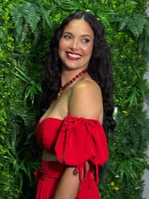 Denise Quiñones Instagram - Angelito rojo ❤️ Amé este look para el video de mi nuevo sencillo “Reencuentro” featuring @gabrielmoramusic 
Disponible en mi canal de YouTube 💫 

Glam @makeupbylouisangel 
Vestido y accesorios @hermannadal 
📸 @viana_tmh 
Location @monkeydostudios