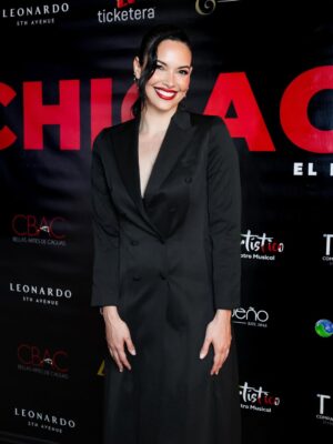 Denise Quiñones Instagram - Velma Kelly se asoma ❤️‍🔥 Junto a un equipo artistico y elenco de primera! Esto arrancó! Nos vemos en Marzo 2026 en @baccaguas  Boletos en @ticketera 

Outfit gracias a @leonardofifthavenue 
@leonardocorderosuria 
@anasofiacordero_ 

Glam @makeupbylouisangel 
📸 @will_0mar 

Una produccion de @felixjose_colon @companiatac @tallerartisticocaguas