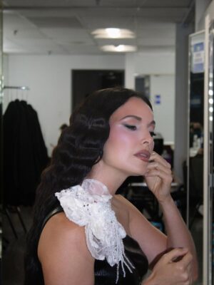 Denise Quiñones Instagram - Otras fotitos de BTS ❤️💫 

Gracias mi querido @makeupbylouisangel por el Glam, las fotos y las buenas energias siempre! 🥹🥰 

Gracias @hermannadal por mi traje rojo pasión para la presentacion musical 💃🏻❤️‍🔥 

Gracias @marcoscarrazana @mardesaboutique por ese hermoso vestido blanco con un poco de rock n’roll para la Alfombra Azul de @objetivofamaoficial ❤️🙏🏼💫