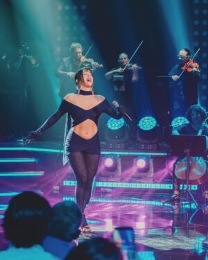 Denise Rosenthal Instagram - Un recuerdo hermoso de lo que fue la noche de @premiosmusa 🫶🏽 Cantando junto a @soundreams.music , el cual fue un honor y un placer sentir su entrega, música y contención en momentos tan importantes para mí!! Canté a 1 día de haberme intervenido mi espalda (tengo una hernia), y más encima mostrando material nuevo y enfrentándome a muchos cambios profesionales y personales, pero bueno así es la vida, y aún así sentí una fuerza y una energía inexplicable, pues es el escenario un refugio en donde mis alas se abren y mi alma se expande, en plenitud y honestidad.  Gracias @felipemusichile por la gestión de toda la orquesta, y a todo mi equipo hermocho, que extraño mucho.  Lxs amo. 
By the way, my @gabrielleszynkarsky is the designer of this piece of beautifulness and she is the best of all the badies workybiittchesdisigners of all and of the world.  I love u babe, thank you for accompanying me in such important moments for me with your art.  @brielle_officielle 😍🥹🤩