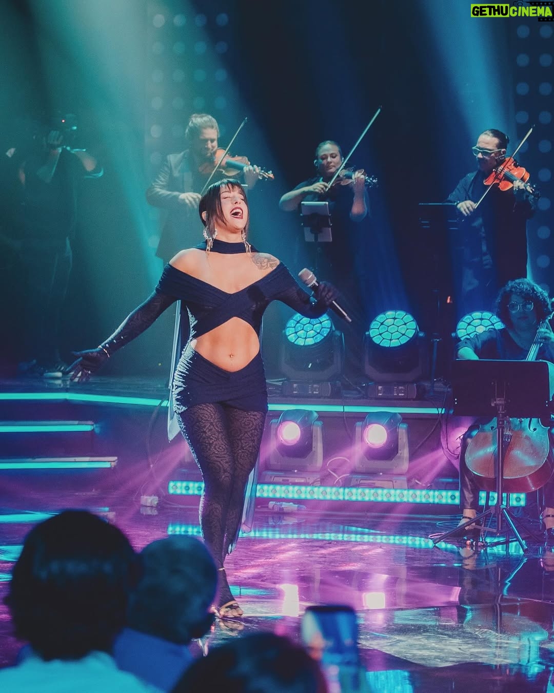 Denise Rosenthal - 91.7K Likes - Un recuerdo hermoso de lo que fue la noche de @premiosmusa 🫶🏽 Cantando junto a @soundreams.music , el cual fue un honor y un placer sentir su entrega, música y contención en momentos tan importantes para mí!! Canté a 1 día de haberme intervenido mi espalda (tengo una hernia), y más encima mostrando material nuevo y enfrentándome a muchos cambios profesionales y personales, pero bueno así es la vida, y aún así sentí una fuerza y una energía inexplicable, pues es el escenario un refugio en donde mis alas se abren y mi alma se expande, en plenitud y honestidad.  Gracias @felipemusichile por la gestión de toda la orquesta, y a todo mi equipo hermocho, que extraño mucho.  Lxs amo. 
By the way, my @gabrielleszynkarsky is the designer of this piece of beautifulness and she is the best of all the badies workybiittchesdisigners of all and of the world.  I love u babe, thank you for accompanying me in such important moments for me with your art.  @brielle_officielle 😍🥹🤩