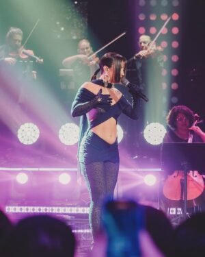 Denise Rosenthal Instagram - Un recuerdo hermoso de lo que fue la noche de @premiosmusa 🫶🏽 Cantando junto a @soundreams.music , el cual fue un honor y un placer sentir su entrega, música y contención en momentos tan importantes para mí!! Canté a 1 día de haberme intervenido mi espalda (tengo una hernia), y más encima mostrando material nuevo y enfrentándome a muchos cambios profesionales y personales, pero bueno así es la vida, y aún así sentí una fuerza y una energía inexplicable, pues es el escenario un refugio en donde mis alas se abren y mi alma se expande, en plenitud y honestidad.  Gracias @felipemusichile por la gestión de toda la orquesta, y a todo mi equipo hermocho, que extraño mucho.  Lxs amo. 
By the way, my @gabrielleszynkarsky is the designer of this piece of beautifulness and she is the best of all the badies workybiittchesdisigners of all and of the world.  I love u babe, thank you for accompanying me in such important moments for me with your art.  @brielle_officielle 😍🥹🤩