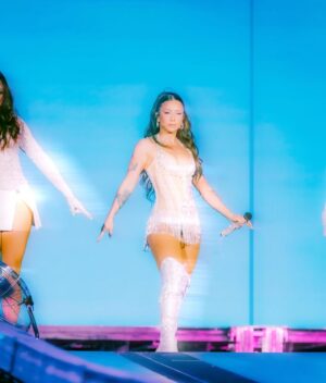 Denise Rosenthal Instagram - Gracias Estadio Nacional 🥰🥹✨🤩 Agradecida de la oportunidad y de compartir esta experiencia junto a quienes estuvieron aquí en este primer día!!!! Primera noche abriendo a la reinaaaaa @karolg 💁🏽‍♀️ Gracias @bizarrolivecl y a todo mi equipo precioso ✨💓🤩

Fotitos preciosas por @estricolor 📸