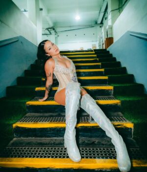 Denise Rosenthal Instagram - Gracias Estadio Nacional 🥰🥹✨🤩 Agradecida de la oportunidad y de compartir esta experiencia junto a quienes estuvieron aquí en este primer día!!!! Primera noche abriendo a la reinaaaaa @karolg 💁🏽‍♀️ Gracias @bizarrolivecl y a todo mi equipo precioso ✨💓🤩

Fotitos preciosas por @estricolor 📸