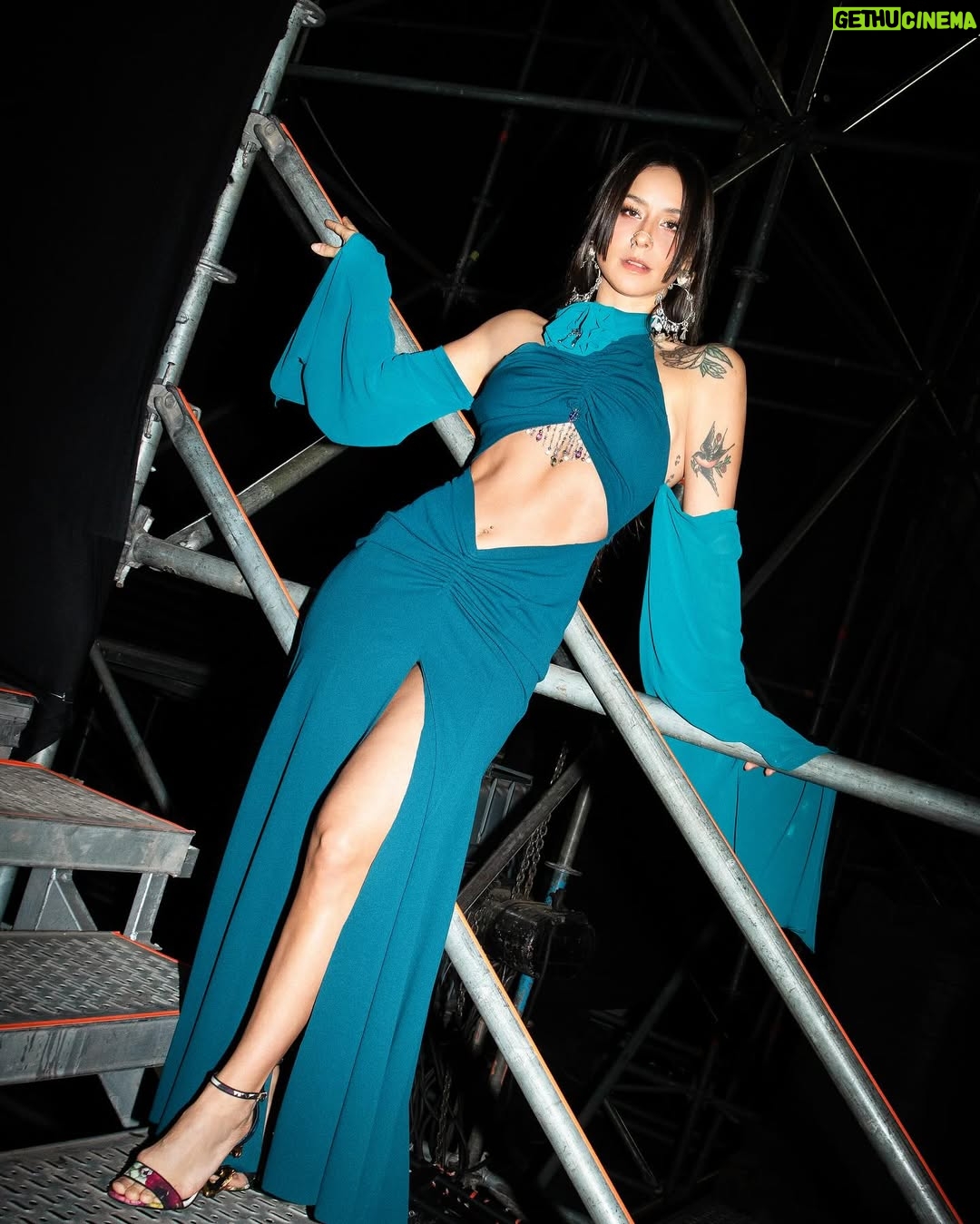 Denise Rosenthal - 63.2K Likes - Que hermosa noche fue poder acompañar a la única e inigualable reina 👑 @myriamhernandez_oficial , haciendo historia, real, dando la vida en el escenario y enseñándonos a que la resiliencia, perseverancia y generosidad hacen que florezca esa magia única, que hace que la inspiración sea infinita.  Gracias por invitarme, por acogerme con tanto cariño, tanta dulzura y nobleza, por ser el tipo de referente femenino que necesita nuestra cultura, gracias por generar estos espacios tan hermosos en donde pude compartir con un montón de colegas a las que también admiro y amo verlas triunfar y compartir escenarios con todas.  Me dejó mi corazón tan llenito y salí tan emocionada e inspirada ❤️. Myriam, eres y serás nuestra queen máxima, diosa y fuerte, inspiradora y poderosa!! Te amamos, te mereces todo!!!