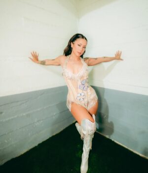 Denise Rosenthal Instagram - Gracias Estadio Nacional 🥰🥹✨🤩 Agradecida de la oportunidad y de compartir esta experiencia junto a quienes estuvieron aquí en este primer día!!!! Primera noche abriendo a la reinaaaaa @karolg 💁🏽‍♀️ Gracias @bizarrolivecl y a todo mi equipo precioso ✨💓🤩

Fotitos preciosas por @estricolor 📸