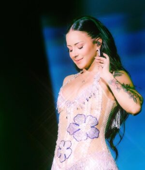Denise Rosenthal Instagram - Gracias Estadio Nacional 🥰🥹✨🤩 Agradecida de la oportunidad y de compartir esta experiencia junto a quienes estuvieron aquí en este primer día!!!! Primera noche abriendo a la reinaaaaa @karolg 💁🏽‍♀️ Gracias @bizarrolivecl y a todo mi equipo precioso ✨💓🤩

Fotitos preciosas por @estricolor 📸