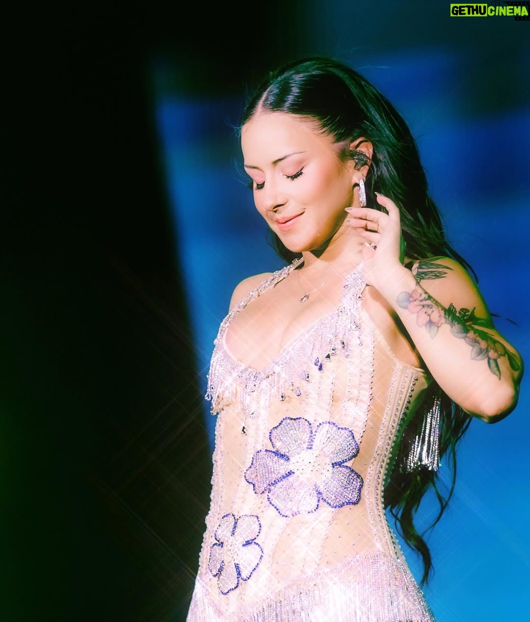 Denise Rosenthal - 188.7K Likes - Gracias Estadio Nacional 🥰🥹✨🤩 Agradecida de la oportunidad y de compartir esta experiencia junto a quienes estuvieron aquí en este primer día!!!! Primera noche abriendo a la reinaaaaa @karolg 💁🏽‍♀️ Gracias @bizarrolivecl y a todo mi equipo precioso ✨💓🤩

Fotitos preciosas por @estricolor 📸