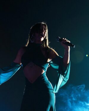 Denise Rosenthal Instagram - Que hermosa noche fue poder acompañar a la única e inigualable reina 👑 @myriamhernandez_oficial , haciendo historia, real, dando la vida en el escenario y enseñándonos a que la resiliencia, perseverancia y generosidad hacen que florezca esa magia única, que hace que la inspiración sea infinita.  Gracias por invitarme, por acogerme con tanto cariño, tanta dulzura y nobleza, por ser el tipo de referente femenino que necesita nuestra cultura, gracias por generar estos espacios tan hermosos en donde pude compartir con un montón de colegas a las que también admiro y amo verlas triunfar y compartir escenarios con todas.  Me dejó mi corazón tan llenito y salí tan emocionada e inspirada ❤️. Myriam, eres y serás nuestra queen máxima, diosa y fuerte, inspiradora y poderosa!! Te amamos, te mereces todo!!!