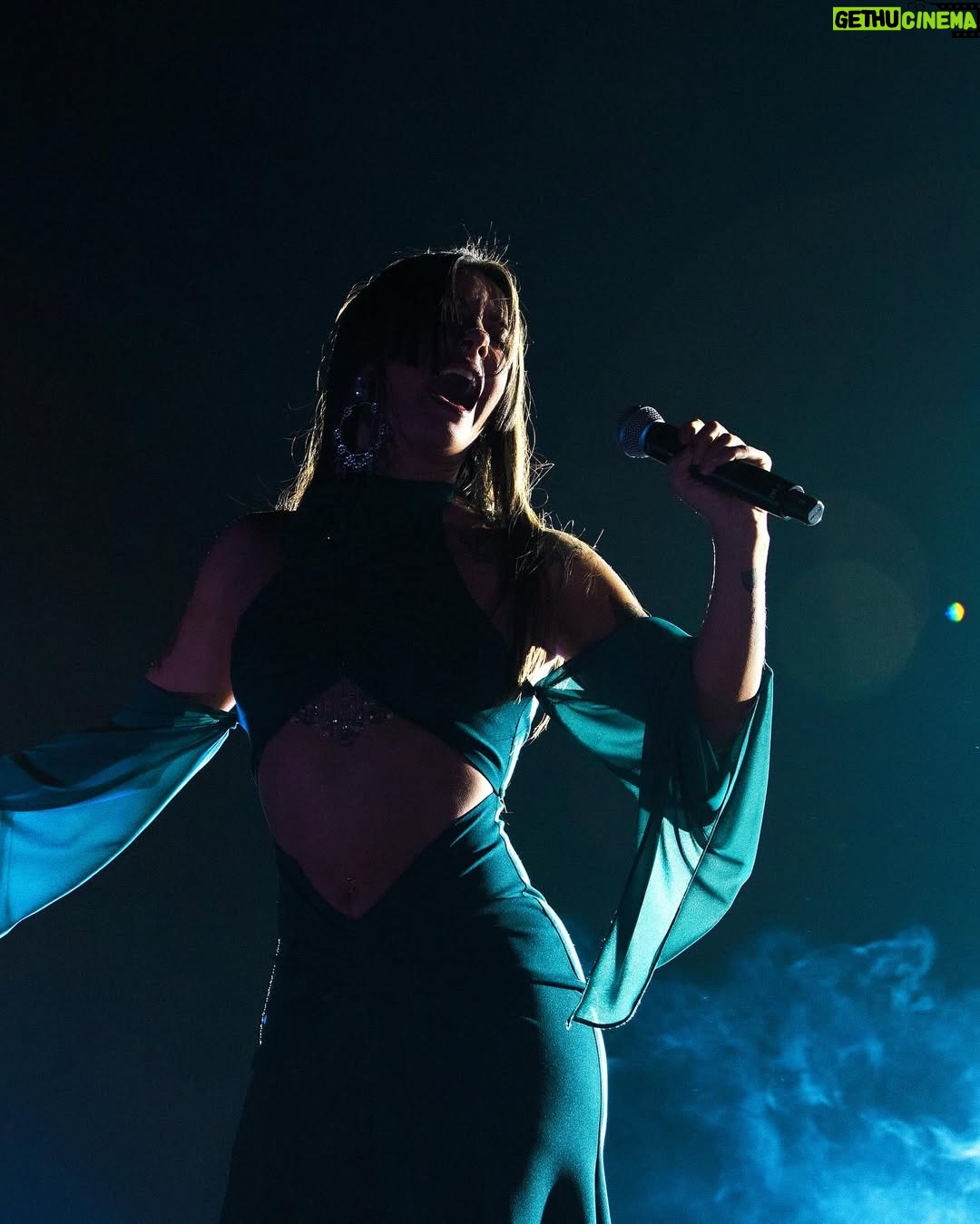 Denise Rosenthal - 63.2K Likes - Que hermosa noche fue poder acompañar a la única e inigualable reina 👑 @myriamhernandez_oficial , haciendo historia, real, dando la vida en el escenario y enseñándonos a que la resiliencia, perseverancia y generosidad hacen que florezca esa magia única, que hace que la inspiración sea infinita.  Gracias por invitarme, por acogerme con tanto cariño, tanta dulzura y nobleza, por ser el tipo de referente femenino que necesita nuestra cultura, gracias por generar estos espacios tan hermosos en donde pude compartir con un montón de colegas a las que también admiro y amo verlas triunfar y compartir escenarios con todas.  Me dejó mi corazón tan llenito y salí tan emocionada e inspirada ❤️. Myriam, eres y serás nuestra queen máxima, diosa y fuerte, inspiradora y poderosa!! Te amamos, te mereces todo!!!