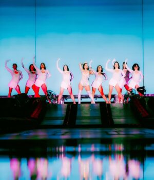 Denise Rosenthal Instagram - Gracias Estadio Nacional 🥰🥹✨🤩 Agradecida de la oportunidad y de compartir esta experiencia junto a quienes estuvieron aquí en este primer día!!!! Primera noche abriendo a la reinaaaaa @karolg 💁🏽‍♀️ Gracias @bizarrolivecl y a todo mi equipo precioso ✨💓🤩

Fotitos preciosas por @estricolor 📸