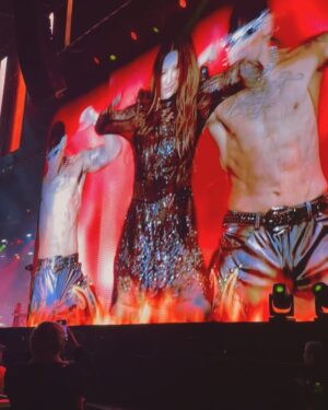 Denise Rosenthal Instagram - Que hermosa noche fue poder acompañar a la única e inigualable reina 👑 @myriamhernandez_oficial , haciendo historia, real, dando la vida en el escenario y enseñándonos a que la resiliencia, perseverancia y generosidad hacen que florezca esa magia única, que hace que la inspiración sea infinita.  Gracias por invitarme, por acogerme con tanto cariño, tanta dulzura y nobleza, por ser el tipo de referente femenino que necesita nuestra cultura, gracias por generar estos espacios tan hermosos en donde pude compartir con un montón de colegas a las que también admiro y amo verlas triunfar y compartir escenarios con todas.  Me dejó mi corazón tan llenito y salí tan emocionada e inspirada ❤️. Myriam, eres y serás nuestra queen máxima, diosa y fuerte, inspiradora y poderosa!! Te amamos, te mereces todo!!!