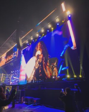 Denise Rosenthal Instagram - Que hermosa noche fue poder acompañar a la única e inigualable reina 👑 @myriamhernandez_oficial , haciendo historia, real, dando la vida en el escenario y enseñándonos a que la resiliencia, perseverancia y generosidad hacen que florezca esa magia única, que hace que la inspiración sea infinita.  Gracias por invitarme, por acogerme con tanto cariño, tanta dulzura y nobleza, por ser el tipo de referente femenino que necesita nuestra cultura, gracias por generar estos espacios tan hermosos en donde pude compartir con un montón de colegas a las que también admiro y amo verlas triunfar y compartir escenarios con todas.  Me dejó mi corazón tan llenito y salí tan emocionada e inspirada ❤️. Myriam, eres y serás nuestra queen máxima, diosa y fuerte, inspiradora y poderosa!! Te amamos, te mereces todo!!!