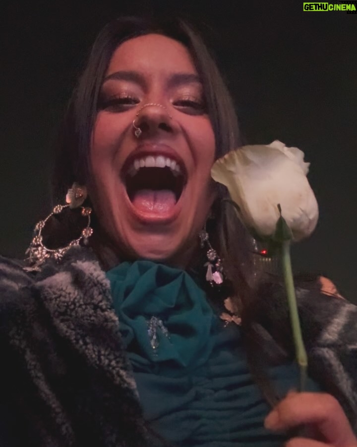 Denise Rosenthal - 63.2K Likes - Que hermosa noche fue poder acompañar a la única e inigualable reina 👑 @myriamhernandez_oficial , haciendo historia, real, dando la vida en el escenario y enseñándonos a que la resiliencia, perseverancia y generosidad hacen que florezca esa magia única, que hace que la inspiración sea infinita.  Gracias por invitarme, por acogerme con tanto cariño, tanta dulzura y nobleza, por ser el tipo de referente femenino que necesita nuestra cultura, gracias por generar estos espacios tan hermosos en donde pude compartir con un montón de colegas a las que también admiro y amo verlas triunfar y compartir escenarios con todas.  Me dejó mi corazón tan llenito y salí tan emocionada e inspirada ❤️. Myriam, eres y serás nuestra queen máxima, diosa y fuerte, inspiradora y poderosa!! Te amamos, te mereces todo!!!