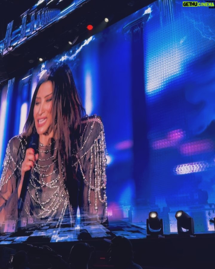 Denise Rosenthal - 63.2K Likes - Que hermosa noche fue poder acompañar a la única e inigualable reina 👑 @myriamhernandez_oficial , haciendo historia, real, dando la vida en el escenario y enseñándonos a que la resiliencia, perseverancia y generosidad hacen que florezca esa magia única, que hace que la inspiración sea infinita.  Gracias por invitarme, por acogerme con tanto cariño, tanta dulzura y nobleza, por ser el tipo de referente femenino que necesita nuestra cultura, gracias por generar estos espacios tan hermosos en donde pude compartir con un montón de colegas a las que también admiro y amo verlas triunfar y compartir escenarios con todas.  Me dejó mi corazón tan llenito y salí tan emocionada e inspirada ❤️. Myriam, eres y serás nuestra queen máxima, diosa y fuerte, inspiradora y poderosa!! Te amamos, te mereces todo!!!