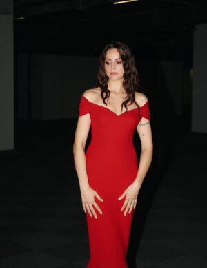 Deniz Barut Instagram - Güvende hissetmek ne güzel…
🌹Özverileri, itinaları ve bitmeyen enerjileriyle her zaman yanımda olan güzel, özel ekibimiz : @talentco.tr 
🌹Kostüm tasarım / Styling: @lanildesign 
🌹Makyaj Tasarım: @gamzeteq 
🌹Saç Tasarım: @mutluahmet.sinan 
🌹Makyaj asistanı: @nilaybas 
🌹Saç asistanı: @enesisakara_ 
🌹Fotoğraf: @gunermert.co 

Yanımda olduğunuz için teşekkür ederim🌹

#reklam
