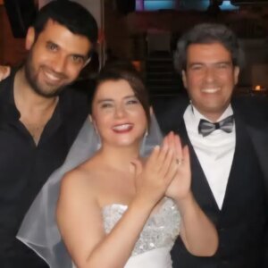 Devrim Yakut Instagram - Pazar sabahlarına böyle gülmeler yaraşırdı be Dodo'cum.Güneşli pazarlara senin güneşli gülüşün yaraşırdı...Ne diyeceğimi,ne hissedeceğimi bilemiyorum.Gittiğin yer gülüşün gibi güneşli olsun canım benim.Sen hep bu çok eğlendiğimiz gündesin benim için.Huzurla uyu...#dogacantaspınar @dodossssssssssss