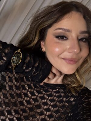 Diana Bovio Instagram - el premio ya es poder vivir de lo q amo y trabajar al lado de grandes amigos, pero q bonito se siente q @estilodf me de este reconocimiento en el año más emocionante de mi carrera hasta ahora. 

gracias @indigotalent.mx  y @visionentertainmentmx x hacer equipo conmigo y ayudarme a construir una carrera tan satisfactoria y hermosa.

gracias siempre @betoville eres un crack!

look @steponfashion 
vestido @simorraofficial 
joyas @unode50 
hair&makeup @karianamua
foto @juanbautizta