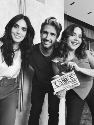 Diana Bovio Instagram - El Niñero siempre fue más q un proyecto, fue un viaje de nuevos amigos, de reencuentros, de trabajo pero tmb de mucha fiesta, de grandes recuerdos y de mucho crecer, mucho bailar y mucho querer. 

gracias a mi familia q encontré aquí, a mis friends q adoro con el alma y a todo un equipo q hizo de este proyecto una gozada infinita. 

los amo♥️ 
no se pierdan el niñero 3 @netflixlat