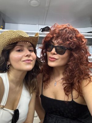 Diana Bovio Instagram - El Niñero siempre fue más q un proyecto, fue un viaje de nuevos amigos, de reencuentros, de trabajo pero tmb de mucha fiesta, de grandes recuerdos y de mucho crecer, mucho bailar y mucho querer. 

gracias a mi familia q encontré aquí, a mis friends q adoro con el alma y a todo un equipo q hizo de este proyecto una gozada infinita. 

los amo♥️ 
no se pierdan el niñero 3 @netflixlat