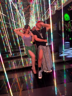 Diana Bovio Instagram - El Niñero siempre fue más q un proyecto, fue un viaje de nuevos amigos, de reencuentros, de trabajo pero tmb de mucha fiesta, de grandes recuerdos y de mucho crecer, mucho bailar y mucho querer. 

gracias a mi familia q encontré aquí, a mis friends q adoro con el alma y a todo un equipo q hizo de este proyecto una gozada infinita. 

los amo♥️ 
no se pierdan el niñero 3 @netflixlat