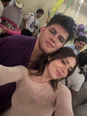 Diana Bovio Instagram - El Niñero siempre fue más q un proyecto, fue un viaje de nuevos amigos, de reencuentros, de trabajo pero tmb de mucha fiesta, de grandes recuerdos y de mucho crecer, mucho bailar y mucho querer. 

gracias a mi familia q encontré aquí, a mis friends q adoro con el alma y a todo un equipo q hizo de este proyecto una gozada infinita. 

los amo♥️ 
no se pierdan el niñero 3 @netflixlat