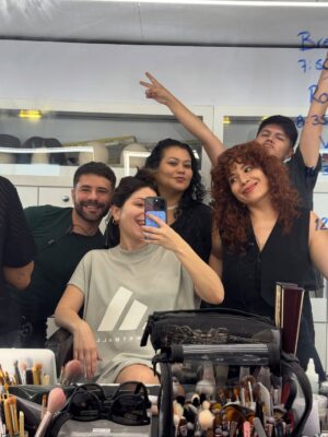 Diana Bovio Instagram - El Niñero siempre fue más q un proyecto, fue un viaje de nuevos amigos, de reencuentros, de trabajo pero tmb de mucha fiesta, de grandes recuerdos y de mucho crecer, mucho bailar y mucho querer. 

gracias a mi familia q encontré aquí, a mis friends q adoro con el alma y a todo un equipo q hizo de este proyecto una gozada infinita. 

los amo♥️ 
no se pierdan el niñero 3 @netflixlat