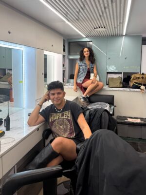 Diana Bovio Instagram - El Niñero siempre fue más q un proyecto, fue un viaje de nuevos amigos, de reencuentros, de trabajo pero tmb de mucha fiesta, de grandes recuerdos y de mucho crecer, mucho bailar y mucho querer. 

gracias a mi familia q encontré aquí, a mis friends q adoro con el alma y a todo un equipo q hizo de este proyecto una gozada infinita. 

los amo♥️ 
no se pierdan el niñero 3 @netflixlat